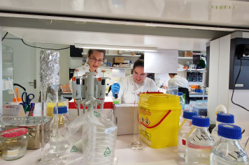 Dos científicas trabajando en un laboratorio 