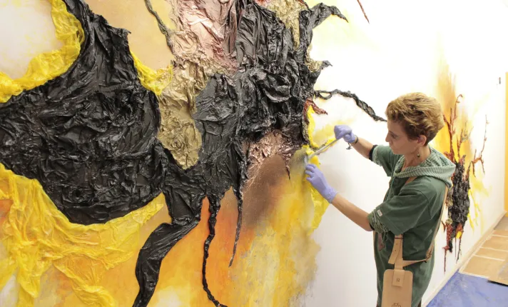 Kelly Arrontes, pintando en el PCB