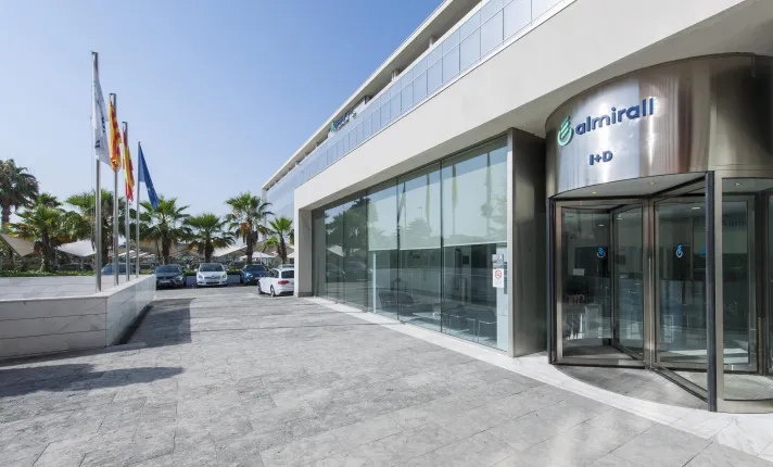 Almirall revalida su excelencia en la gestión de seguridad y salud laboral, medioambiente y energía
