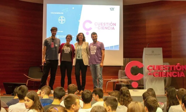 Un millar de jóvenes asisten a las sesiones de monólogos científicos "Cuestión de ciencia" en el PCB