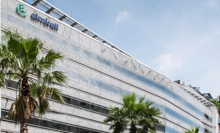 Almirall aumenta su beneficio neto un 36,8% y obtiene los derechos de Seysara en China para el acné