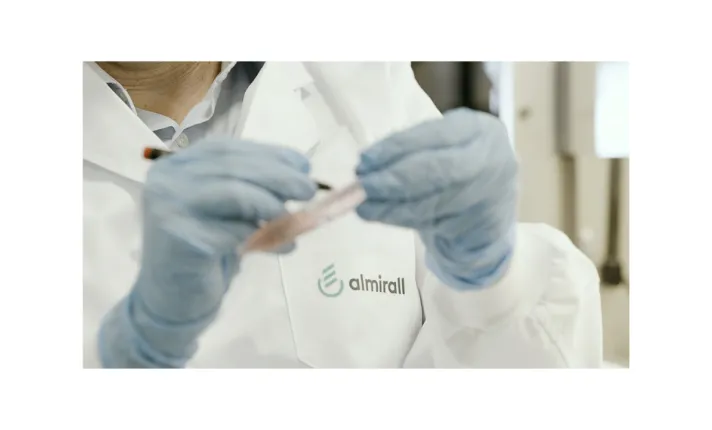 Almirall contribuye en la lucha contra COVID-19