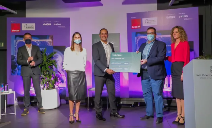 Jordi Martorell recibiendo el premio de Josep Lluís Falcó