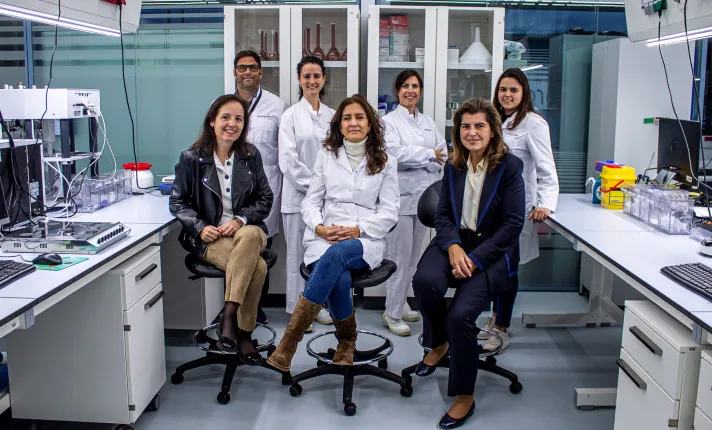 De izquierda a derecha: Carmen Vall, Graciela García y Carmen Bau con el equipo del nuevo laboratorio de Farmaprojects (Foto: Parque Científico de Barcelona).