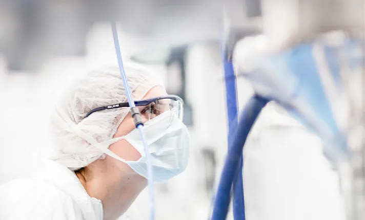 Empleada trabajando en 3P Biopharmaceuticals