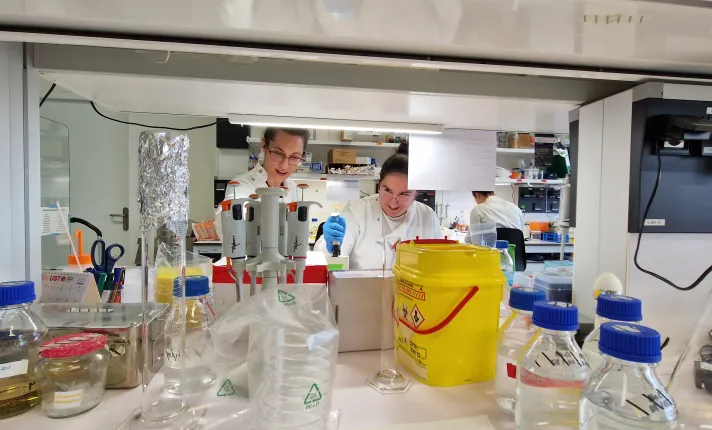 Dos científicas trabajando en un laboratorio 