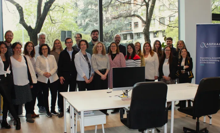 Foto de los trabajadores de Aspahlion durante la apertura de su nueva oficina en Pamplona