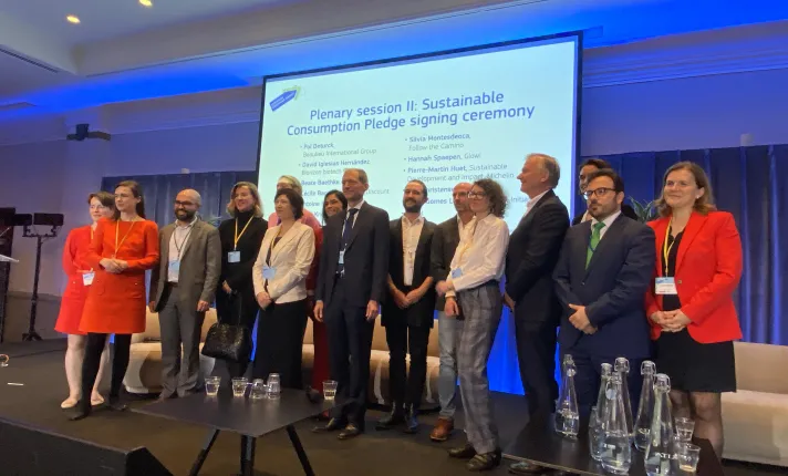 Foto de los trabajadores de Biorizon Biotech en el acto de la firma del Compromiso de Consumo Sostenible