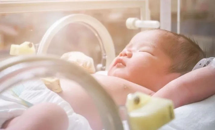 Foto de un bebé recién nacido en una incubadora