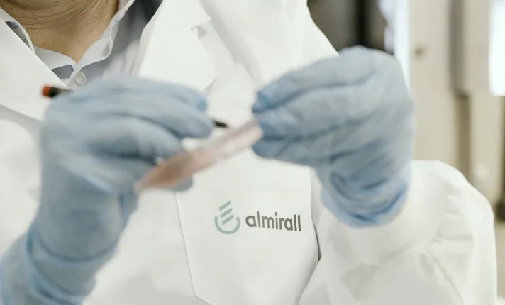 Foto de un trabajador de Almirall en un laboratorio