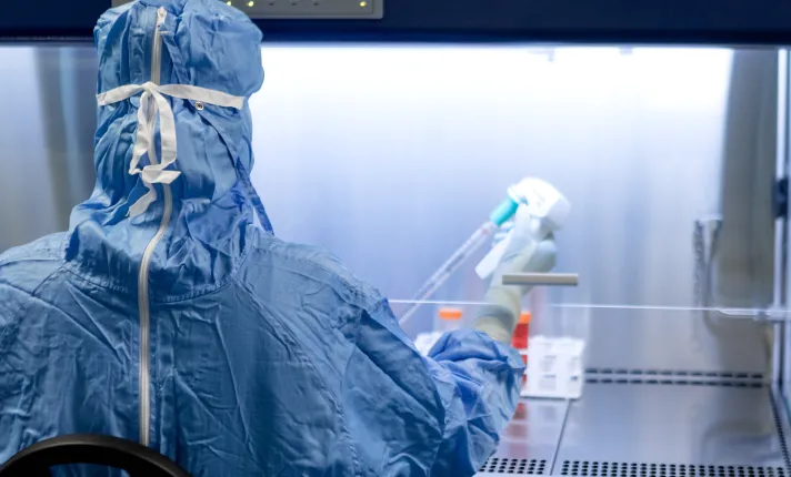 Un investigador en un laboratorio 