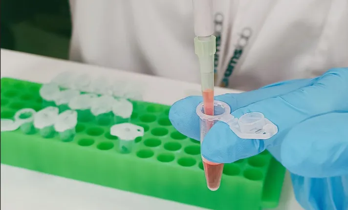 Realización de una prueba científica en un laboratorio farmacéutico 