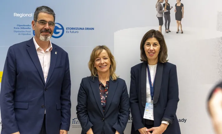 Foto del alcalde de San Sebastián, de una diputada de la diputación de Gipuzkoa y de la presidenta de AseBio