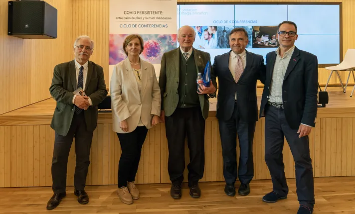 Foto del final de la conferencia "COVID persistente que abordó los desafíos y avances para su tratamiento y comprensión" de la FHT y la FOM