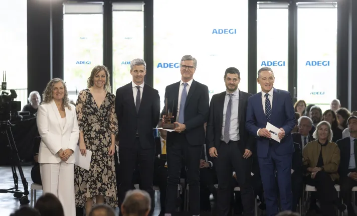 Foto de la entrega del premio Nueva Empresa de Gipuzkoa 2024 a VIVEbiotech 