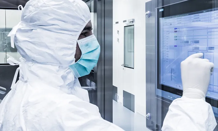 Científico analizando datos