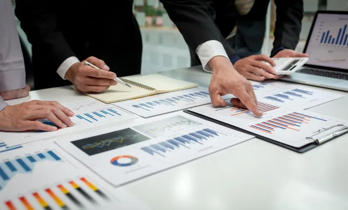 Reunión de equipo valorando resultados económicos