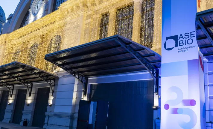 Fachada del Gran Teatro CaixaBank Príncipe Pío decorada para el 25 aniversario de AseBio
