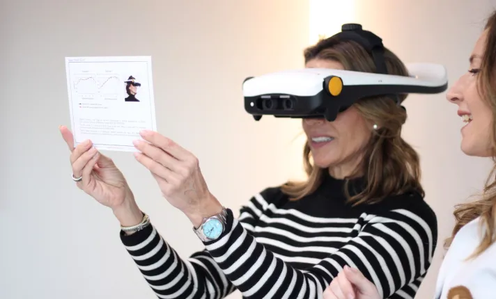  Dispositivo SimVis Gekko® desarrollado por la empresa 2EyesVision, galardonada con el II premio Health to Market, categoría mayor de 3 años, de la FPCM en colaboración con EIT Health Spain. Crédito: 2EyesVision.