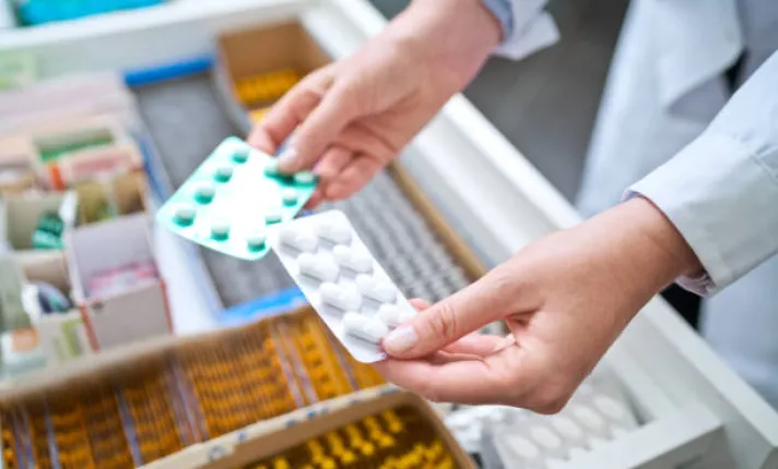 Farmacéutica revisando medicamentos