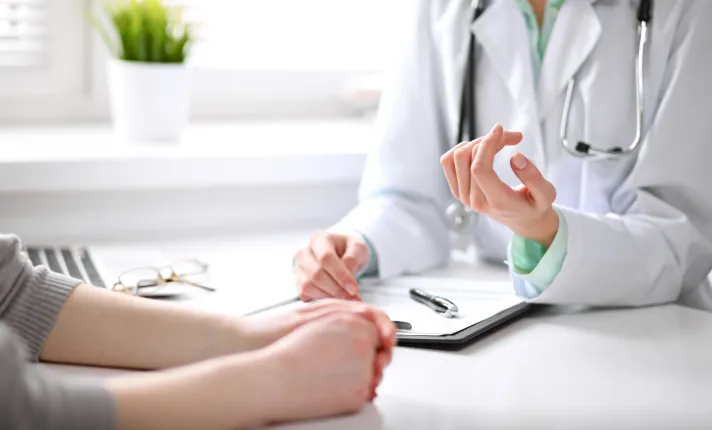 Médico atendiendo a un paciente en una consulta