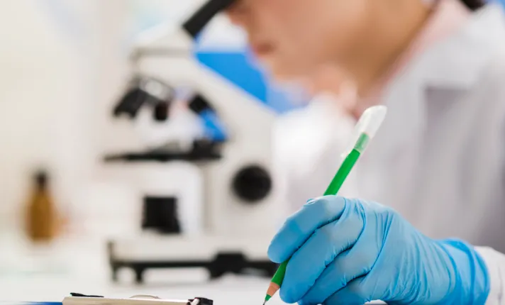 Científica analizando muestras en un laboratorio