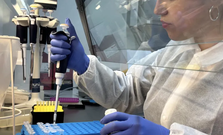 Investigadora de Flomics Biotech trabajando en el laboratorio