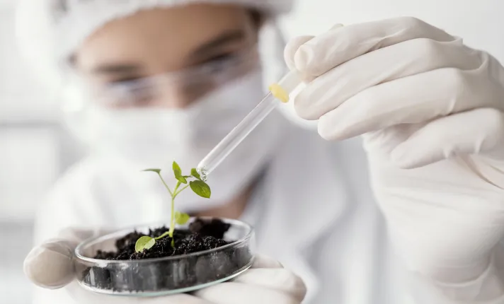 Científica analizando muestras en un laboratorio