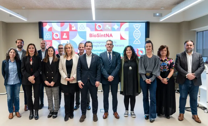 Los consejeros Irujo y García, con participantes en el acto. 