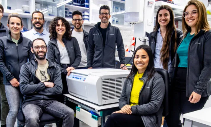 El equipo de ALLOX en su laboratorio en el Parque Científico de Barcelona. Foto