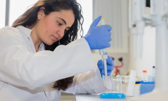Científica analizando muestras en un laboratorio