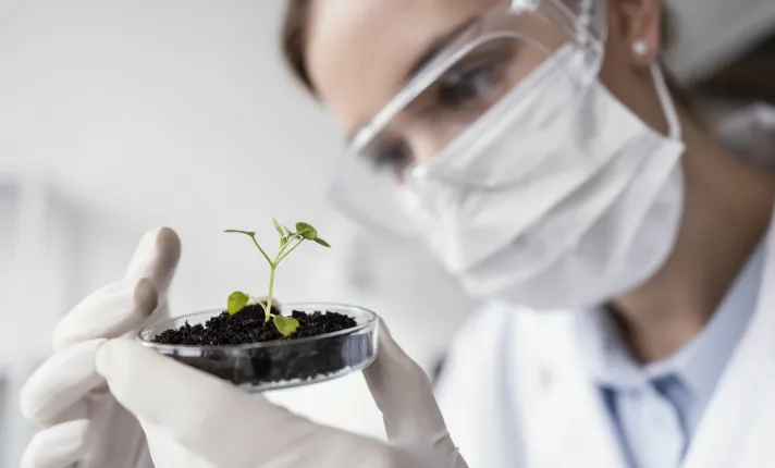 Científica analizando muestras en un laboratorio