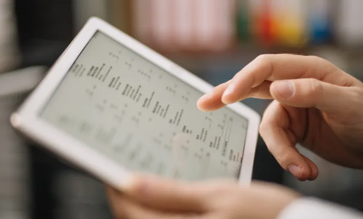 Médico consultando datos de un paciente en una tablet