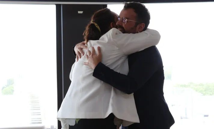 ROSA PORCEL Y RICARDO MOURE DANDOSE UN ABRAZO