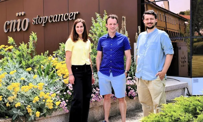 Bárbara Hernando, Geoff Macintyre y Joe Sneath Thompson, a la entrada del Centro Nacional de Investigaciones Oncológicas (CNIO). /CNIO
