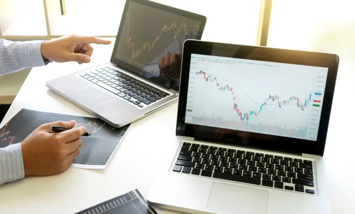 Gráfica que muestra en un ordenador el crecimiento de una empresa