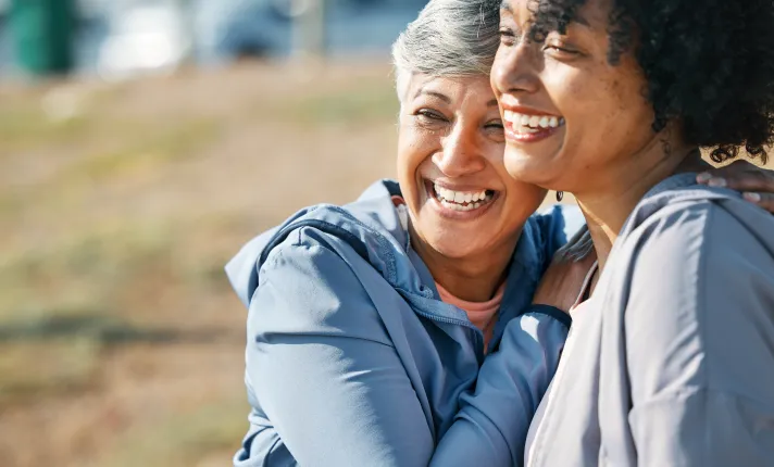 Dos mujeres sonriendo