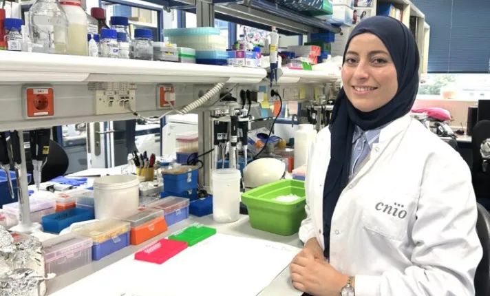 La científica tunecina Marwa Mahdouani investiga en el CNIO el cáncer colorrectal hereditario