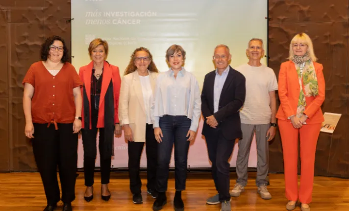 Desde la izda: María Currás, Rosario Perona, Mercedes Robledo, Pampa García Molina, Ángel Carracedo, José Enrique León y Sonia Vidal (del departamento de Research de la Fundación La Caixa). / Laura M. Lombardía. CNIO.