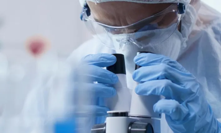 Científico analizando muestras en un laboratorio