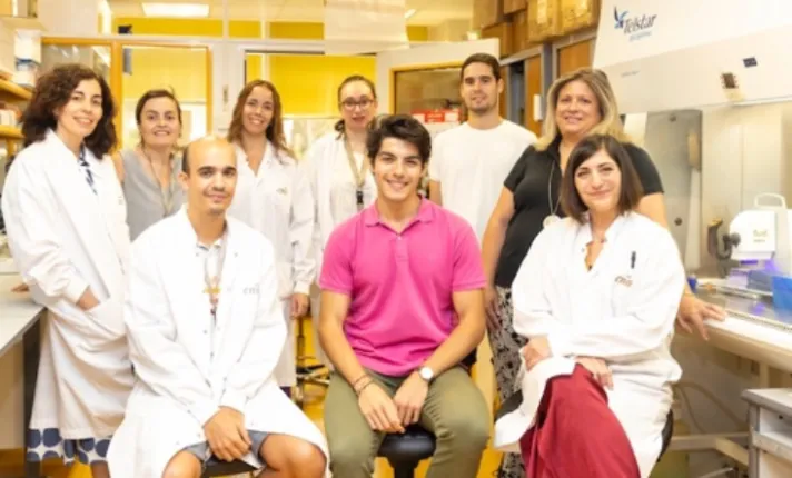 Desde la izda. De pie: Nuria Ajenjo (Biobanco), María Casanova-Acebes y Alba de Juan (G. Inmunidad cáncer CNIO), Cecilia Sobrino y Sergio Fernández (Biobanco), Virginia López del Alcázar (AETCP). Sentado: Daniel Alba (Biobanco), David J. Quesada (AETCP), María Jesús Artiga (Biobanco).  Crédito:  Laura M. Lombardía / CNIO