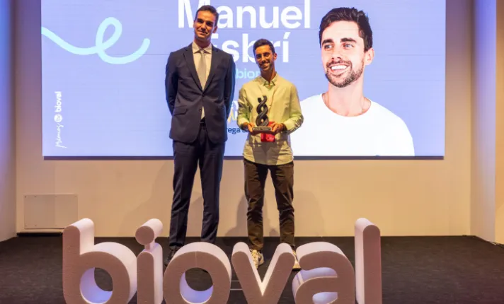 Manuel Esbrí recibe el premio Joven Talento 2025 en la Nit Biotec de Bioval