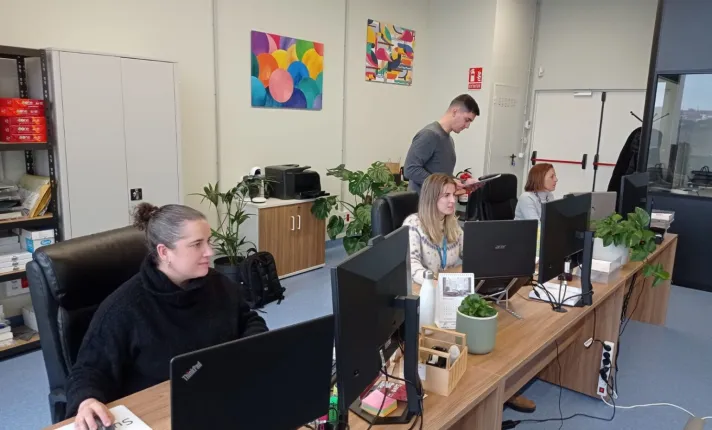 Equipo trabajando en una oficina