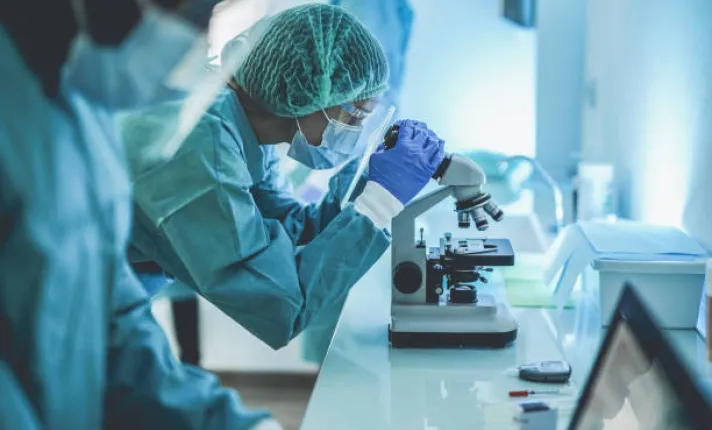 Científicos analizando muestras en un laboratorio