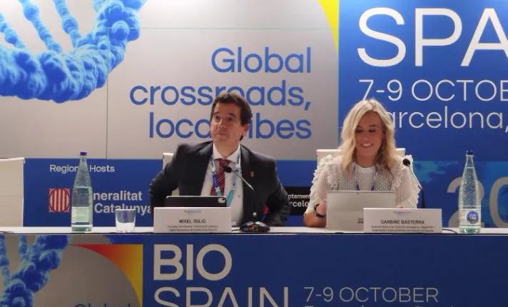 Consejero del departamento de Industria, Transición ecológica y Digital empresarial, Mikel Irujo, y la directora general de Transición energética y Digital, I+D+i empresarial y Emprendimiento, Garbiñe Basterra