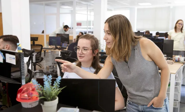 Personas trabajando en una oficina
