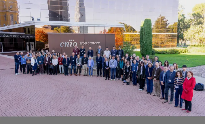 Personal investigador a cargo de la investigación reunida a las afueras del CNIO