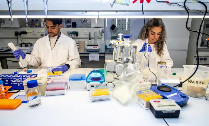 Dos científicos trabajando en el laboratorio