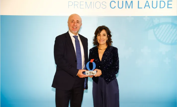 Carmen Rodríguez, CEO de CMG MedDev recogiendo el Premio Cum Laude 2025 concedido por Grupo Planeta