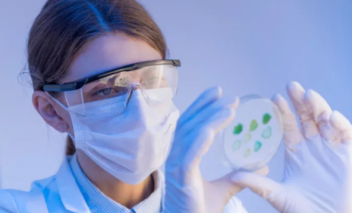 Científica analizando muestras